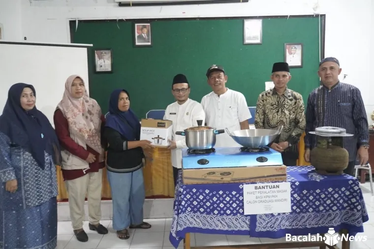 Keluarga Penerima Manfaat di Kota Padang Panjang saat terima bantuan berupa perlengkapan memasak dalam program Graduasi Mandiri Keluarga Harapan yang diserahkan di Aula Dinas Sosial PPKBPPPA, Jumat (21/11/2025). (Foto Kominfo).