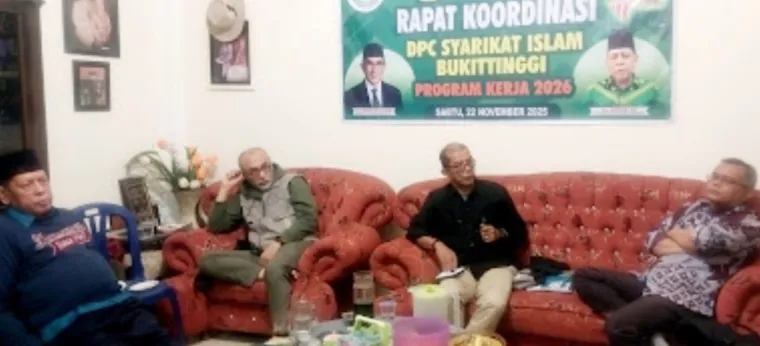 Ketua SI Kota Bukittinggi, Tuanku Rismaidi bersama pengurus dan jajaran lainnya di acara Rakorda, Sabtu (22/11/2025). Foto Istimewa.