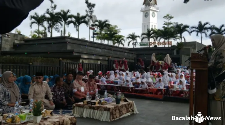 3.500 siswa-siswi PAUD se-Kota Bukittinggi mengikuti Lomba Mewarnai Tingkat PAUD/RA digelar IGKTI-PGRI Kota Bukittinggi di pelataran taman pedestrian Jam Gadang, Kamis pagi (6/11/2025). (Foto Armanca)