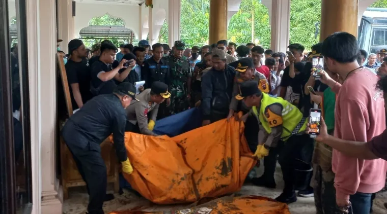 Bupati Benni Warlis tampak berpartisipasi dalam mengangkat korban bencana alam yang melanda Kabupaten Agam. Dok