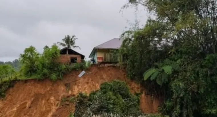 Bangunan sekolah di Kabupaten Agam terlihat nyaris roboh akibat tebing tanah yang longsor dampak dari bencana Hidrometeorologi. Dok