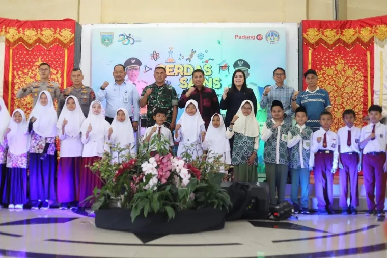 Wali Kota Hendri Arnis saat foto bersama dengan peserta lomba cerdas sains di Aula Dinas Pendidikan dan Kebudayaan (Disdikbud), Senin (24/11/2025).