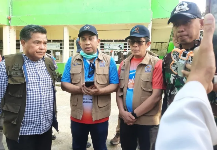 Bupati Agam Benni Warlis saat meninjau kondisi para pengungsi di Posko Jorong Kampung Tangah, Nagari Salareh Aia Timur, Kecamatan Palembayan, Sabtu (29/11/2025). Foto Anizur