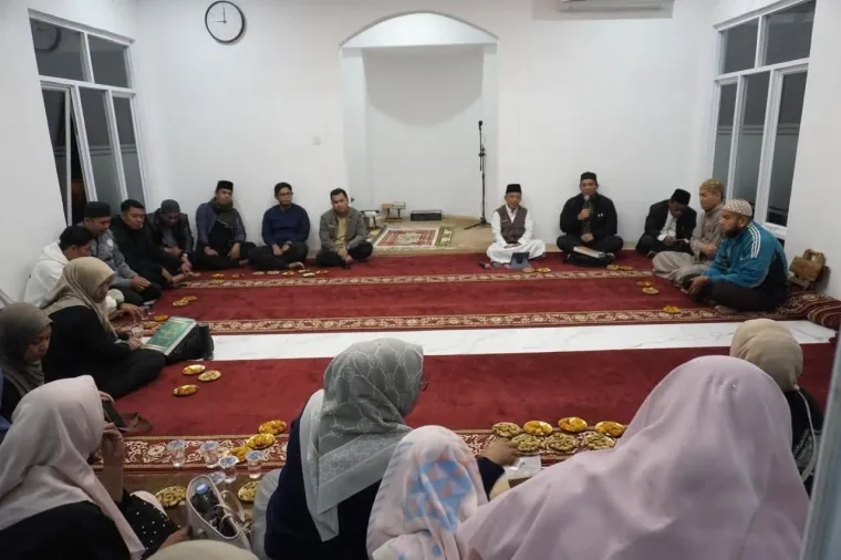 Para ASN Padang Panjang antusias mengikuti kegiatan i&#039;tikaf rutin di Musala Rumah Dinas Wali Kota, Kamis (13/11/2025) malam. (Foto Kominfo)