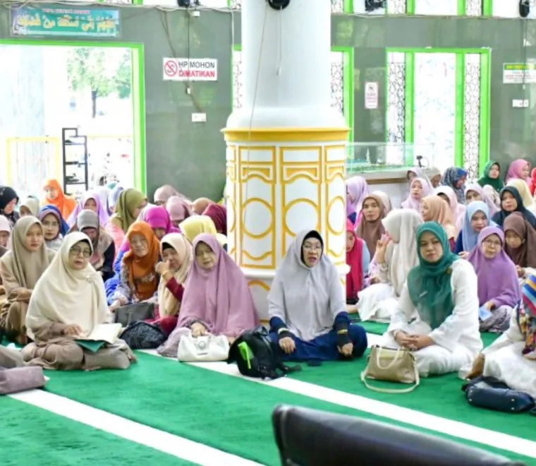 Sejumlah ASN di lingkungan Pemkab Agam tampak antusias mengikuti wirid mingguan di Masjid Agung Nurul Falah Lubuk Basung, Jumat (21/11/2025). (Foto Kominfo).