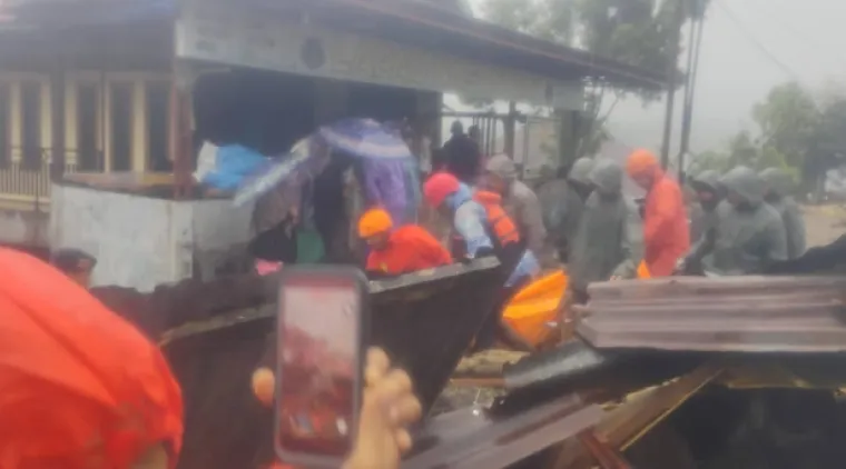 Petugas terlihat tengah melakukan pencarian terhadap korban banjir bandang di Malalak Timur Kabupaten Agam. Dok