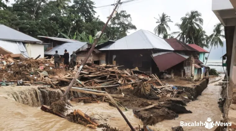 Sejumlah rumah warga di Tanjung Raya Kabupaten Agam hancur tertimbun material lumpur dan kayu dampak dari banjir bandang. Dok