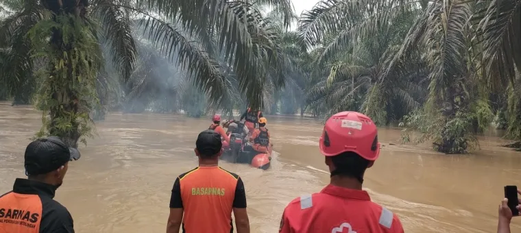 Anggota Basarnas tengah melakukan evakuasi warga saat banjir melanda Kecamatan Ampek Nagari, Selasa (25/11/2025). Foto Anizur.
