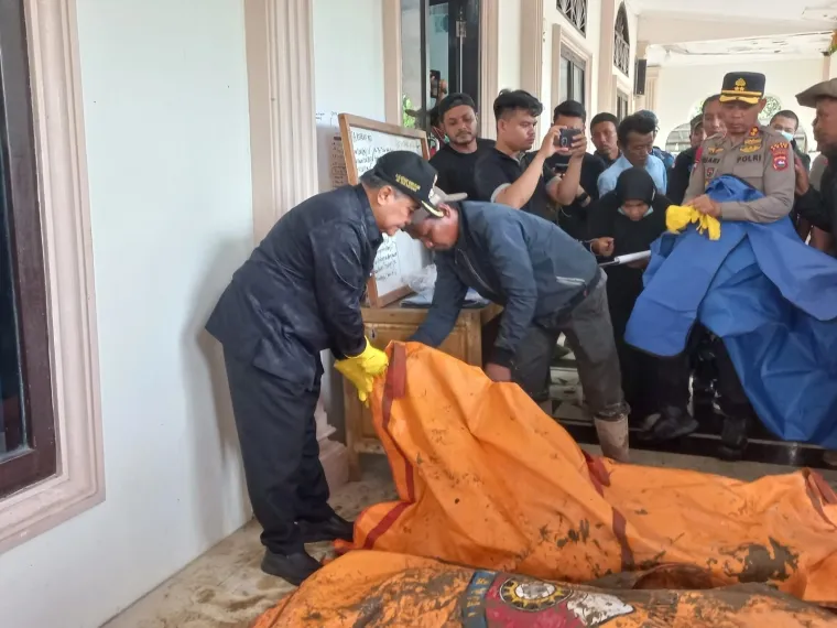 Bupati Agam Benni Warlis tampak turun langsung dalam penanganan korban galodo. Foto Anizur.
