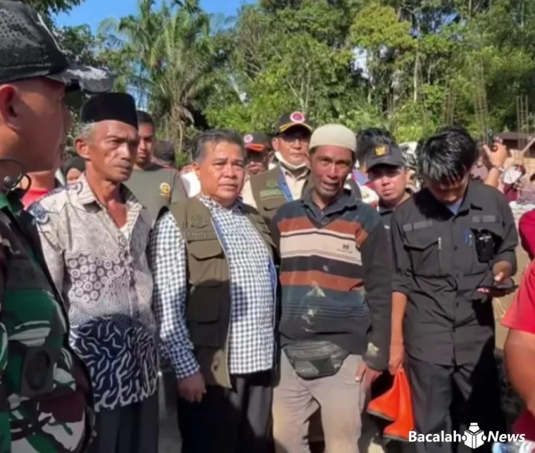 Bupati Benni Warlis tinjau warga terdampak bencana Hidrometeorologi di tempat pengungsian. Dok