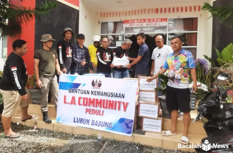 LA Community salurkan bantuan untuk warga yang terdampak banjir bandang dan longsor di Kecamatan Tanjung Raya, Kabupaten Agam, Minggu (30/11/2025). Foto Anizur