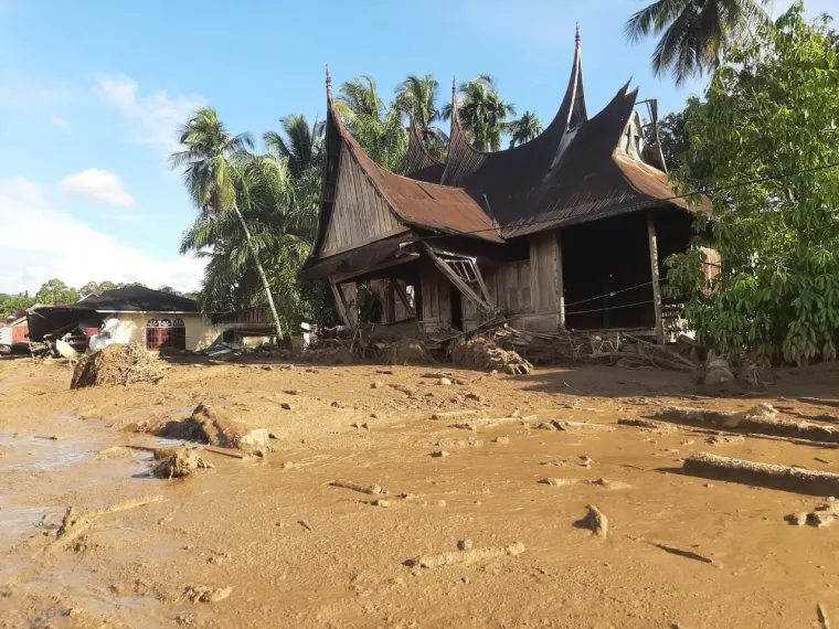 Penampakan rumah adat Minangkabau terdampak bencana banjir bandang di Kabupaten Agam. Dok
