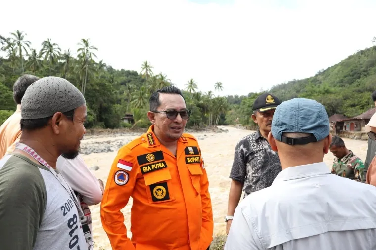 Bupati meninjau korban bencana alam di Nagari Sumpur Kecamatan Batipuh Selatan.