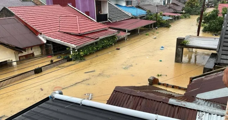 Penampakan banjir melanda salah satu pemukiman penduduk di kota Padang. Dok
