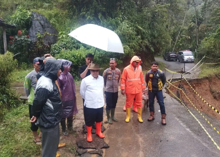 Bupati Benni Warlis lakukan peninjauan infrastruktur jalan yang mengalami rusak berat dampak dari bencana alam yang melanda Kabupaten Agam. Foto Anizur