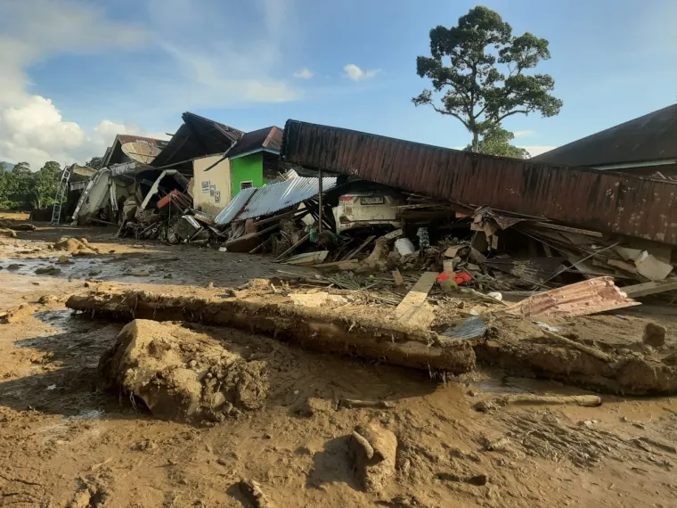 Penampakan rumah warga tertimbun longsor di Kabupaten Agam dampak dari bencana Hidrometeorologi. Dok