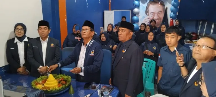 Ketua Partai Nasdem Kota Bukittinggi, Zulhamdi Nova Chandra bersama antusiasme kader ikut menyaksikan momen puncak acara yang ditandai dengan pemotongan tumpeng serentak secara virtual melalui Zoom Meeting. Foto istimewa.