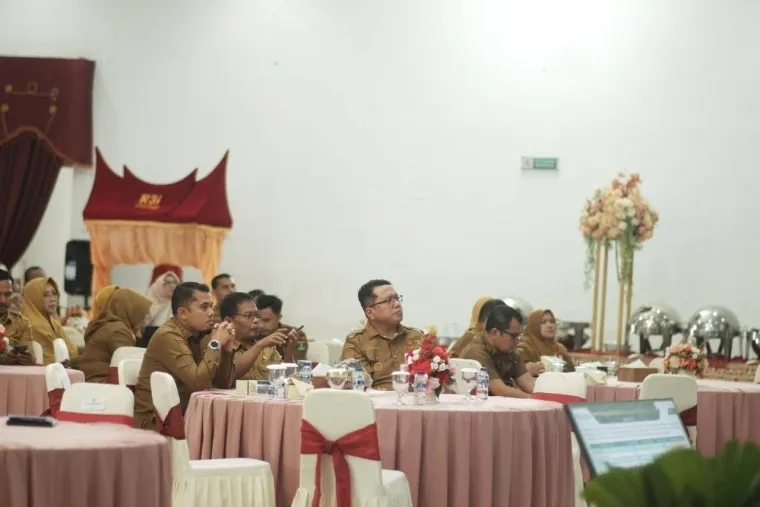 Wabup Tanah Datar Ahmad Fadly menghadiri High Level Meeting Tim Percepatan dan Perluasan Digitalisasi Daerah (TP2DD) dan Capacity Building dalam rangka penyusunan Roadmap ETPD tahun 2025 di Padang.