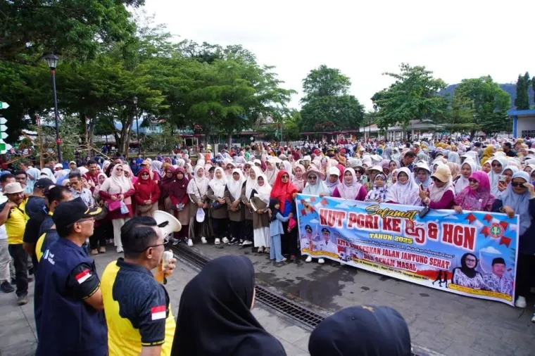 Guru se-Kabupaten Tanah Datar mengikuti gerak jalan jantung sehat memeriahkan Hari Guru Nasional dan HUT PGRI ke-80 di Lapangan Cindua Mato Batusangkar.