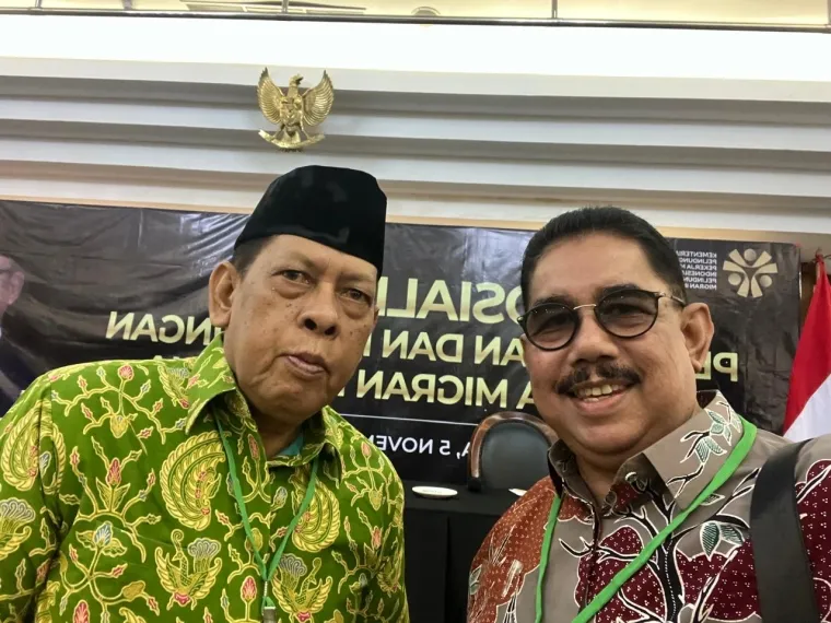 Ketua DPC SI Kota Bukittinggi, Tuanku Rismaidi foto dengan Pengurus SI. Foto Istimewa.