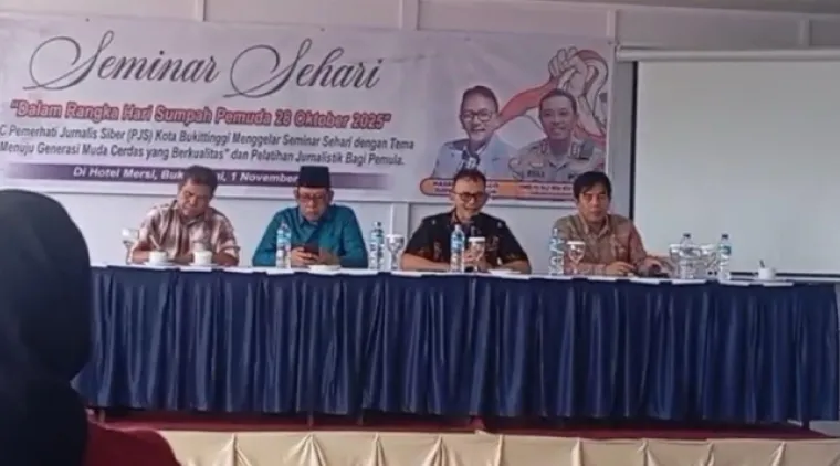 Budayawan dan Tokoh Sejarah H Hasril Chaniago saat menyampaikan materi dalam acara seminar sehari digelar DPC PJS Kota Bukittinggi. Foto Bacalahnews