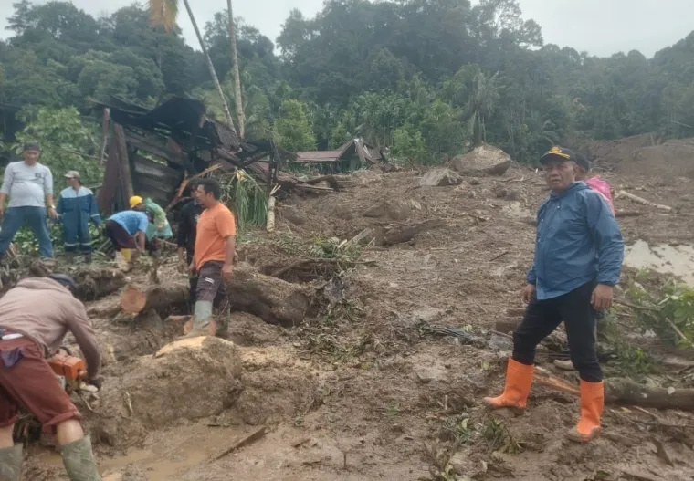 Bapenda Agam, Helton, S.H., M.Si, bersama relawan saat melakukan pencarian korban bencana galodo dan longsor di Dusun Subarang Aia, Jorong Arikia, Nagari Dalko, Kecamatan Tanjung Raya, Jumat (28/11/2025). Foto Anizur.