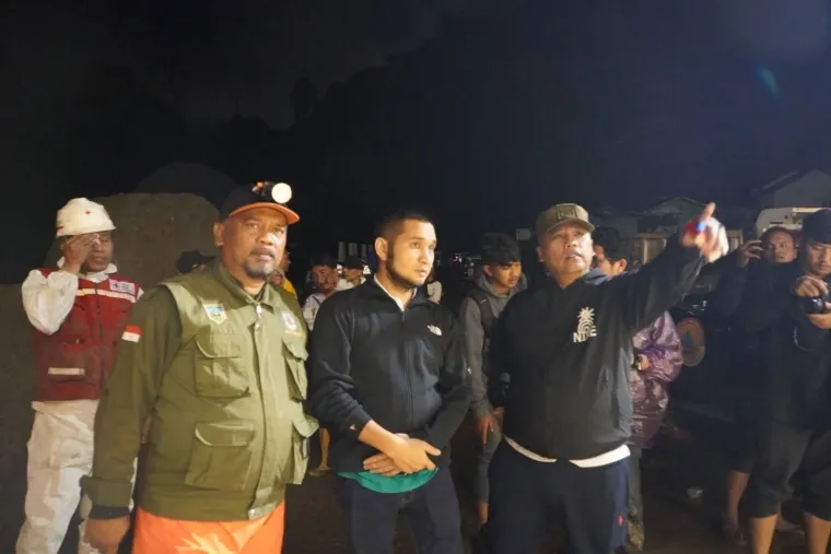 Wako Hendri Arnis saat meninjau pembersihan longsor yang menerjang jembatan kembar di kota Padang Panjang. Dok