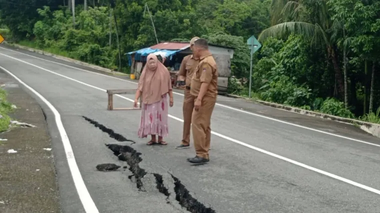 Jalan di Bukit Peti-Peti, Kelurahan Teluk Bayur, Kota Padang amblas, Senin (24/11/2024). (Foto Kominfo)