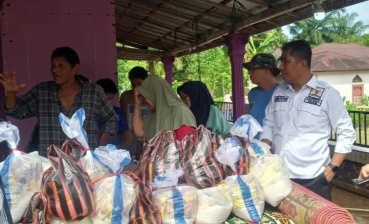 Joni Putra Salurkan Bantuan ke Korban Banjir Manggopoh, Lanjut Hadiri Paripurna Pengesahan APBD 2026