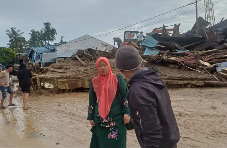 Kepala Dinas Kominfo Kabupaten Agam, Roza Syafdefianti turun langsung ke lokasi bencana banjir bandang dan galodo guna memastikan validasi informasi. Foto Anizur