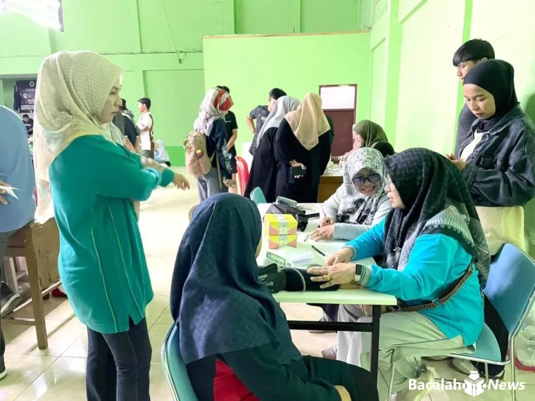 Sejumlah warga Kota Padang Panjang tampak antusias memeriksa kesehatan secara gratis pada rangkaian memperingati Hari Ulang Tahun Korpri ke-54. (Foto Kominfo)