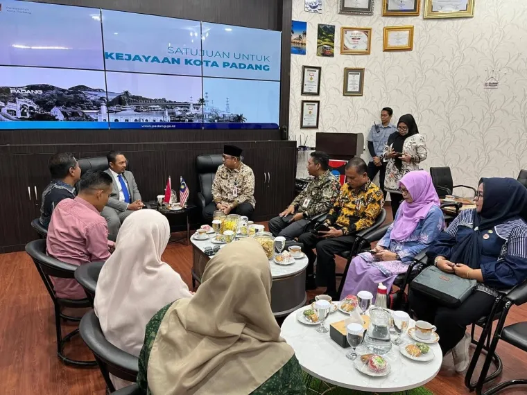 Sekda Andree Algamar saat menerima Konjen Malaysia Medan di Lounge Akmal Usman Balai Kota Padang, Aie Pacah, Kamis (20/11/2025). (Foto Kominfo)
