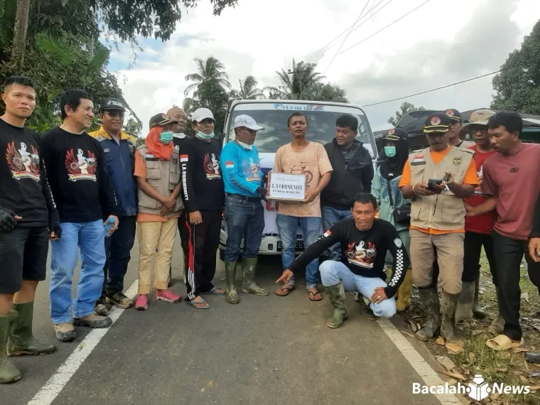 Komunitas pecinta otomotif LA Community saat menyalurkan bantuan kemanusiaan bagi warga Nagari Tigo Koto Silungkang, Kecamatan Palembayan, Kabupaten Agam, Sumatera Barat, Sabtu (29/11/2025). Foto Anizur