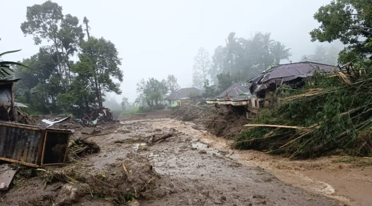 Sejumlah rumah di Jorong Kuok III Koto, Nagari Matua Mudiak, Kecamatan Matur, Kabupaten Agam tertimbun lumpur dan kayu setelah bencana galodo dan longsor menerjang wilayah itu, Kamis (27/11/2025). Foto Anizur.
