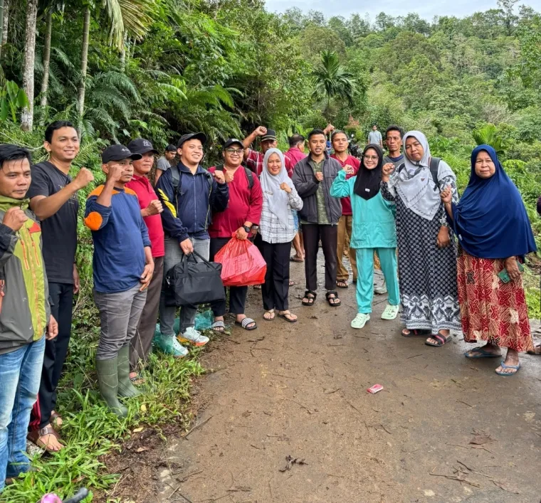 Sejumlah warga saat melepas dua tenaga kesehatan dari Puskesmas Batu Kambing, Kecamatan IV Nagari, Kabupaten Agam ke kawasan terdampak bencana galodo di Salareh Aia Timur, Jumat (28/11/2025) sore. Foto Anizur.