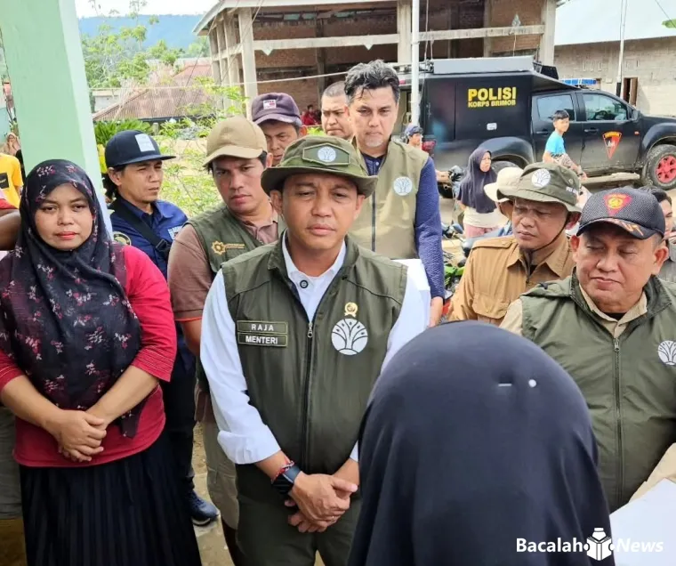 Menteri Kehutanan Raja Juli Antoni bersama Kapolda Riau Irjen Herry Heryawan tinjau lokasi banjir bandang (galodo) di Nagari Salareh Aia, Kecamatan Palembayan, Kabupaten Agam, Minggu (30/11/2025) pagi. Foto Anizur