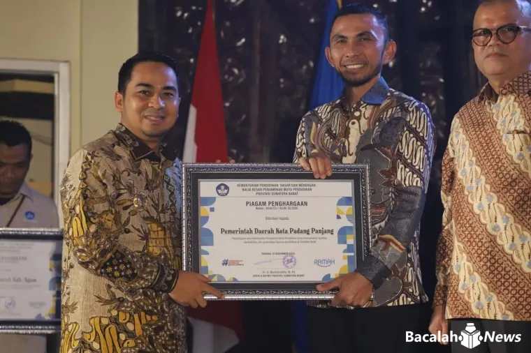 Wawako Allex Saputra saat menerima penghargaan pada Malam Apresiasi Pendidikan Sumbar 2025 yang digelar BBPMP di Aula Engku Syafei Padang, Jumat (21/11/2025). (Foto Kominfo)