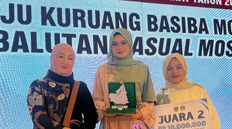 Desainer muda asal Kota Padang Panjang ini berhasil meraih juara II pada Lomba Desain Busana Muslimah &quot;Baju Kurung Basiba Modifikasi dalam Balutan Casual Moslem&quot;  yang berlangsung di Pangeran Beach Hotel, Padang, Rabu (5/11/2025). (Foto Kominfo).
