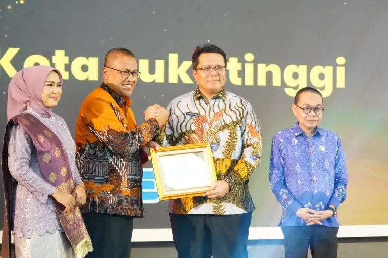 Wabup Ahmad Fadly menerima penghargaan keterbukaan informasi publik pada Malam Anugerah Keterbukaan Informasi Publik yang digelar Komisi Informasi (KI) Sumbar di Padang.