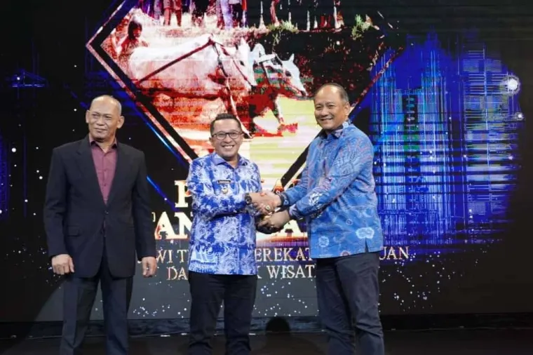 Bupati Tanah Datar Eka Putra menerima penghargaan dalam acara puncak RRI Award 2025 di Auditorium Abdurrahman Saleh RRI Jakarta.