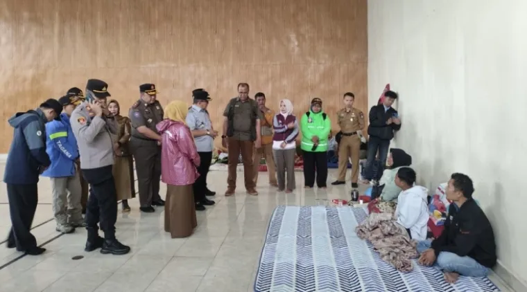 Wako Ramlan Nurmatias tinjau warga yang mengungsi ke Kantor KPPN Kota Bukittinggi. Foto Istimewa