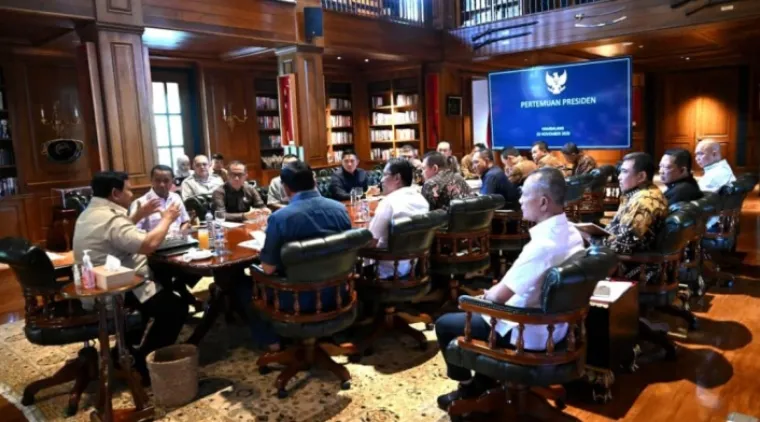 Presiden Republik Indonesia Prabowo Subianto memanggil sejumlah anggota Kabinet Merah Putih ke kediaman pribadinya di Hambalang, Bogor, pada Minggu, 23 November 2025. Foto: BPMI Setpres.