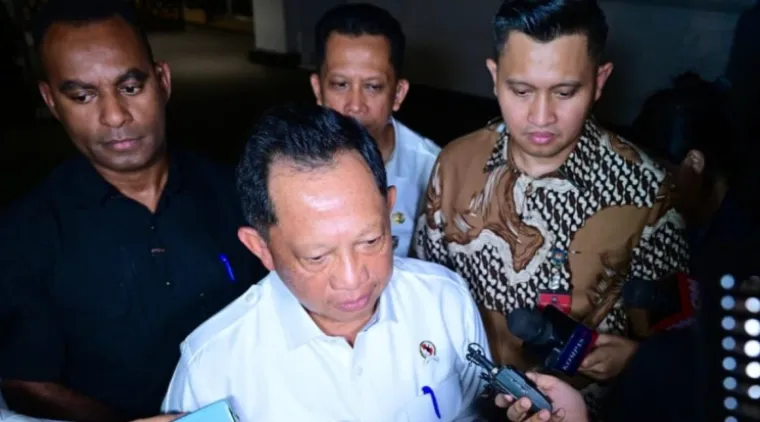 Menteri Dalam Negeri Tito Karnavian memberikan keterangannya kepada awak media di Istana Kepresidenan, Jakarta pada Senin, 24 November 2025. Foto: BPMI Setpres