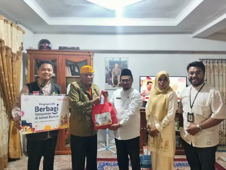 Pihak manajemen Telkomsel bersama petugas Dompet Dhuafa Singgalang saat menyalurkan bantuan sosial bagi masyarakat yang membutuhkan, Jumat (7/11/2025). (Foto Kominfo)