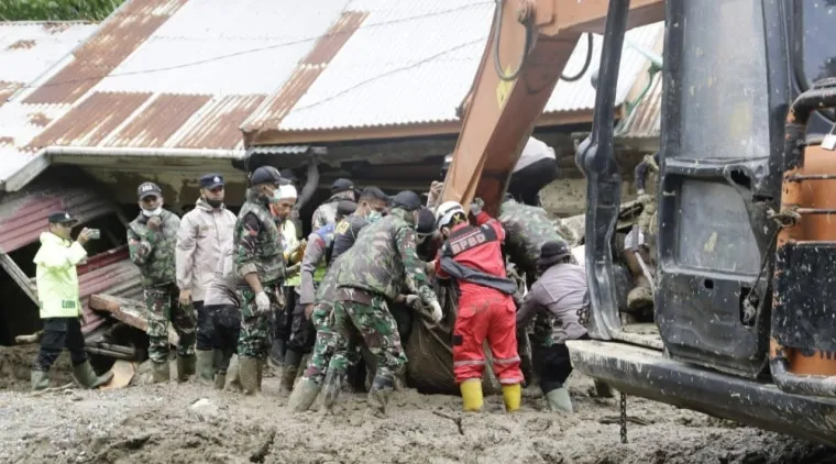 Sejumlah petugas tengah melakukan upaya evakuasi material longsoran di kawasan Jembatan Kembar, Silaing Bawah, Sabtu (29/11/2025) siang. Foto Kominfo.