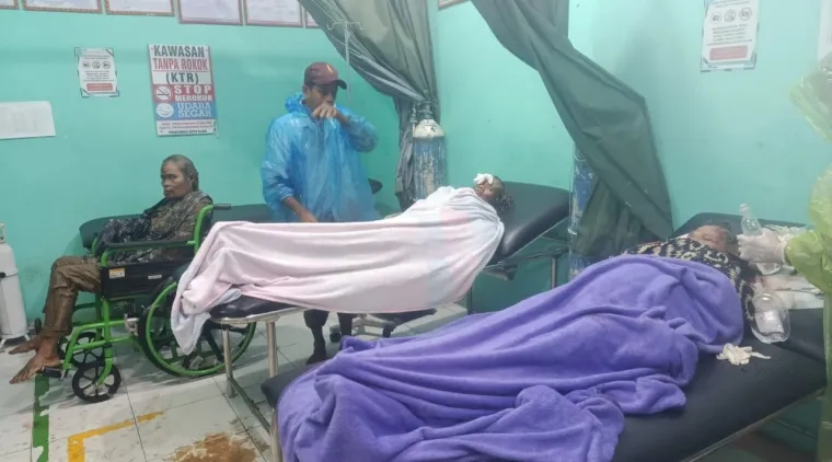 Korban galodo di Nagari Selareh Aia Kecamatan Palembayan, Kabupaten Agam saat jalani penanganan medis. Dok