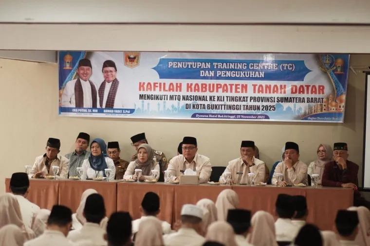 Wabup Ahmad Fadly menutup pemusatan latihan sekaligus mengukuhkan kafillah dan ofisial untuk mengikuti MTQ Nasional XLI Provinsi Sumbar di Bukitinggi.
