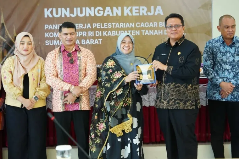 Wabup Tanah Datar Ahmad Fadly menyambut Kunker Panja Pelestarian Cagar Budaya Komisi X DPR RI di Pagaruyung.