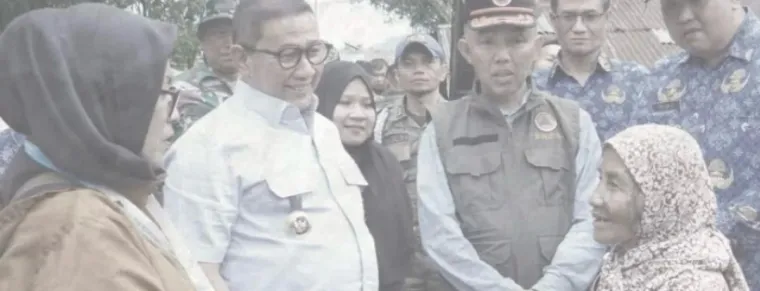 Wali Kota Bukittinggi, Ramlan Nurmatias, temui warga yang direlokasi dari bibir ngarai ke salah satu MDA berada di kelurahan BCKR, Jumat (28/11/2025). Foto Kominfo.