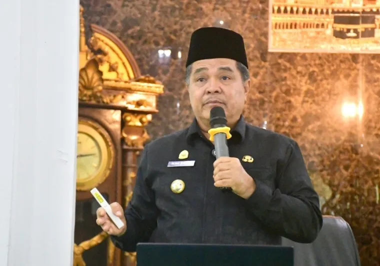 Bupati Agam, Ir. H. Benni Warlis, MM, Dt. Tan Batuah saat pengajian bertema &quot;ASN Peduli dan Bekerja Tinggi&quot; pada wirid rutin Korpri Kabupaten Agam di Masjid Agung Nurul Falah Lubuk Basung, Jumat (28/11/2025). Foto Kominfo.